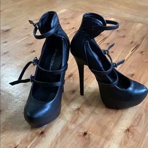 Sexy strappy black high heels size 7.5
